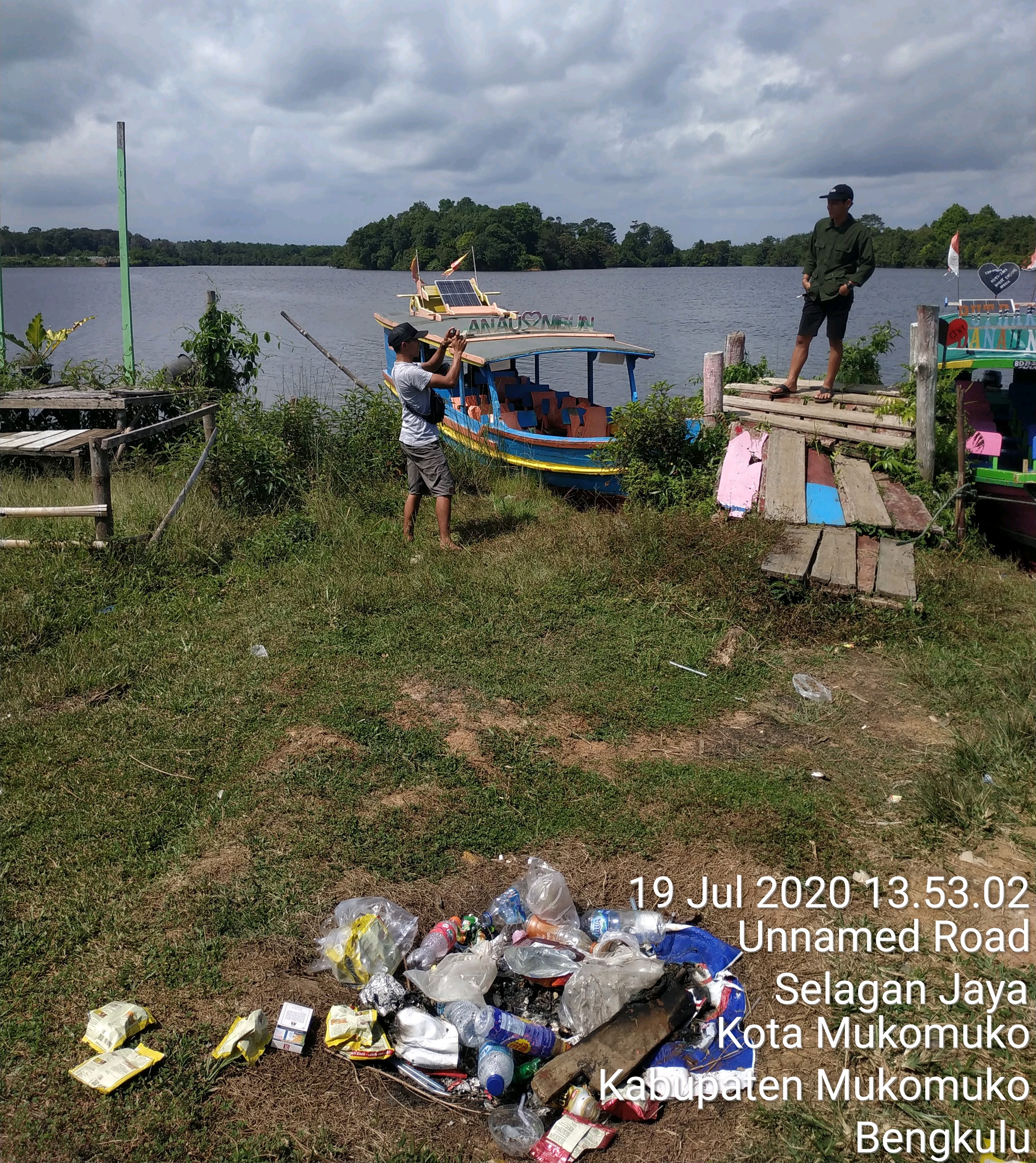 Keindahan Wisata Danau Nibung Tercemar Sampah