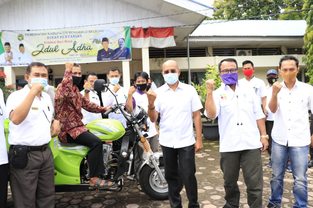 Bupati BS Bagikan Alsintan Untuk Kelompok Tani