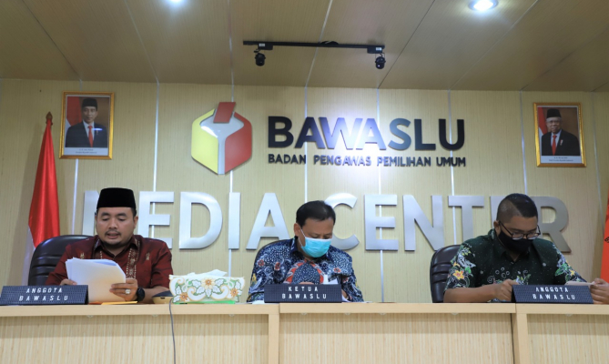 Dari kiri ke kanan Anggota Bawaslu Mochammad Afifuddin, Ketua Bawaslu Abhan, dan Anggota Bawaslu Fritz Edward Siregar merilis IKP Pilkada 2020, Selasa (22/9/2020). Foto: Humas Bawaslu RI