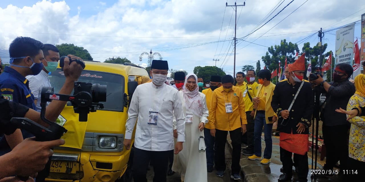 Daftar ke KPU, Duo RR Naik Angkot Diiringi Konvoi Motor