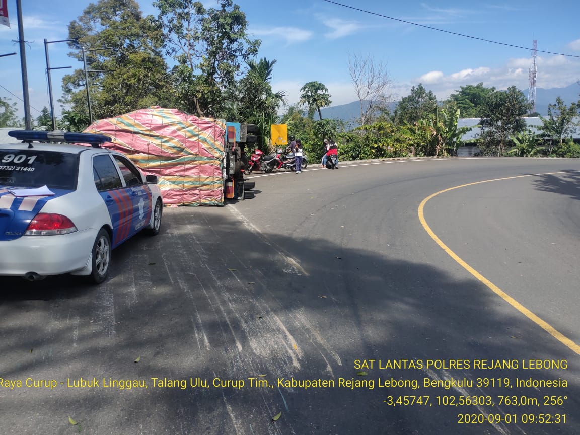 Hilang Kendali, Truk Lintas Provinsi Terguling