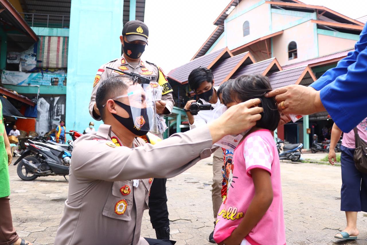 Kapolres Karimun saat membagikan masker
