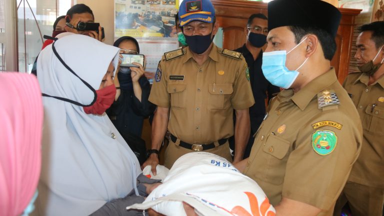 Plt Walikota Serahkan Langsung Bansos Kepada 199 KPM di Bentiring Permai