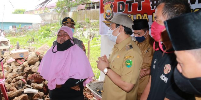 Tangis Haru Tukang Cuci Saat Dapat Bantuan Bedah Rumah