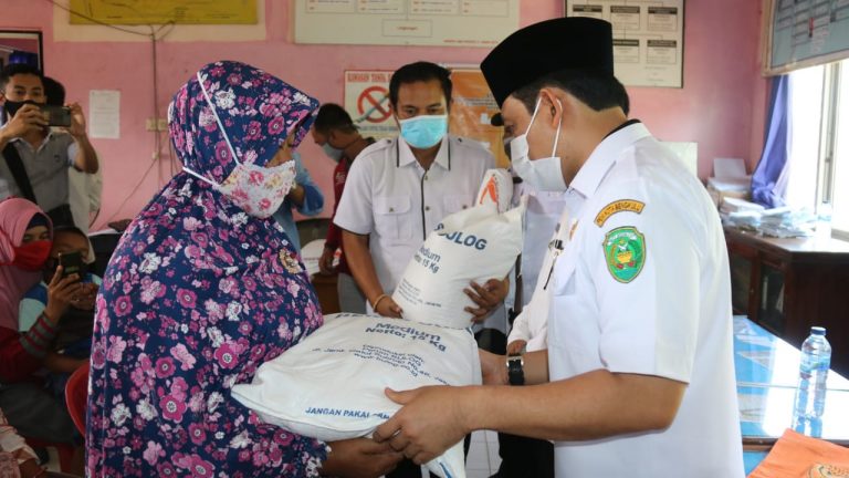 946 KPM di 3 Kelurahan Terima 15 Kg Bansos Beras