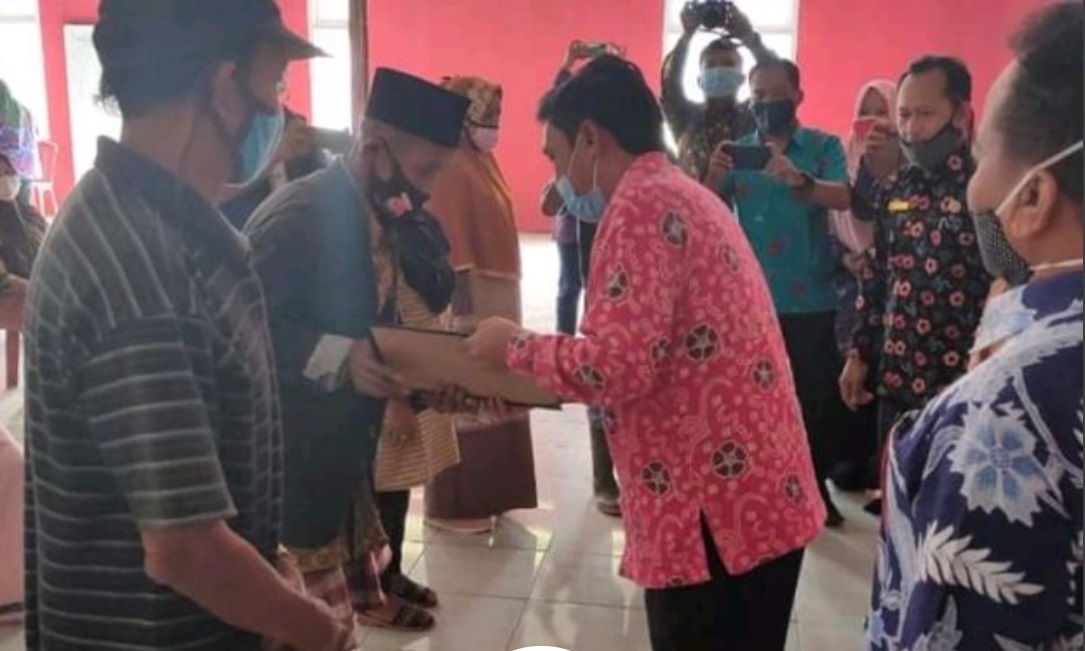 Plt Bupati Mukomuko Salurkan Langsung BLT Bulan ke Enam Kepada Warganya