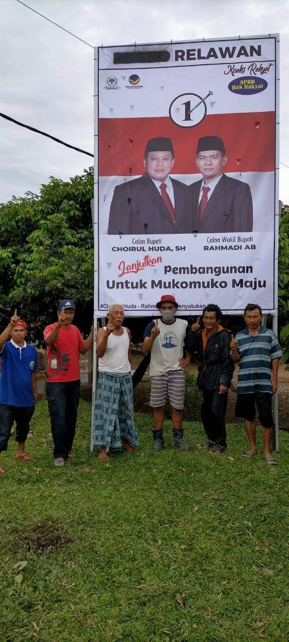 Pasang Baliho Raksasa, Tim Pemenangan Huda - Rahmadi : Cabub 01 Menang