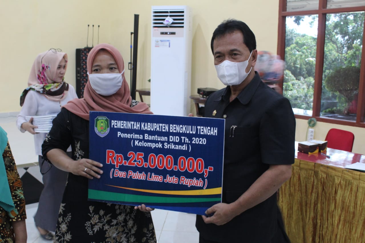 Dorong Perekonomian Warga Dimasa Pandemi, Bupati Salurkan Bantuan