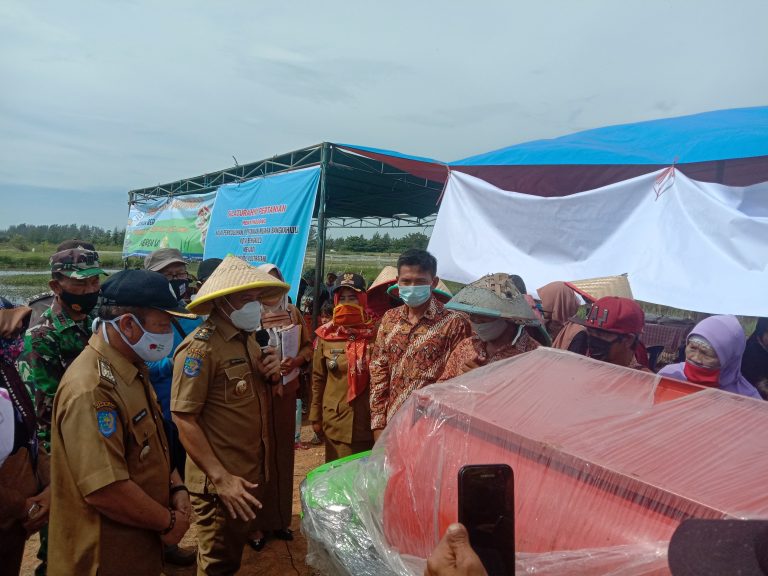 Bahagiakan Petani, Pemkot Serahkan Rice Thresher