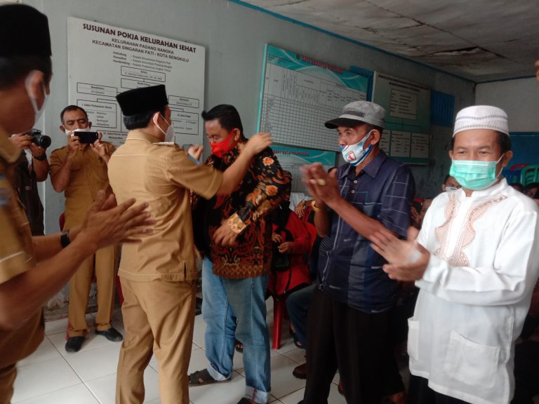 Selain Dapat Honor, Ketua RT dan RW Juga Dapat Seragam Batik