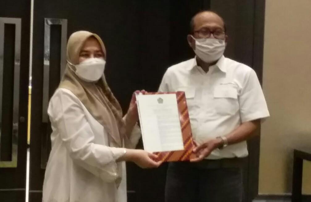 Penyerahan SK Penetapan LPH PT Surveyor Indonesia, Senin (28/12). (foto: istimewa)