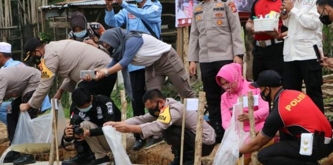 Lahan Padepokan Nur Al-Islah Ditebar Bibit Lele dan Sorghum