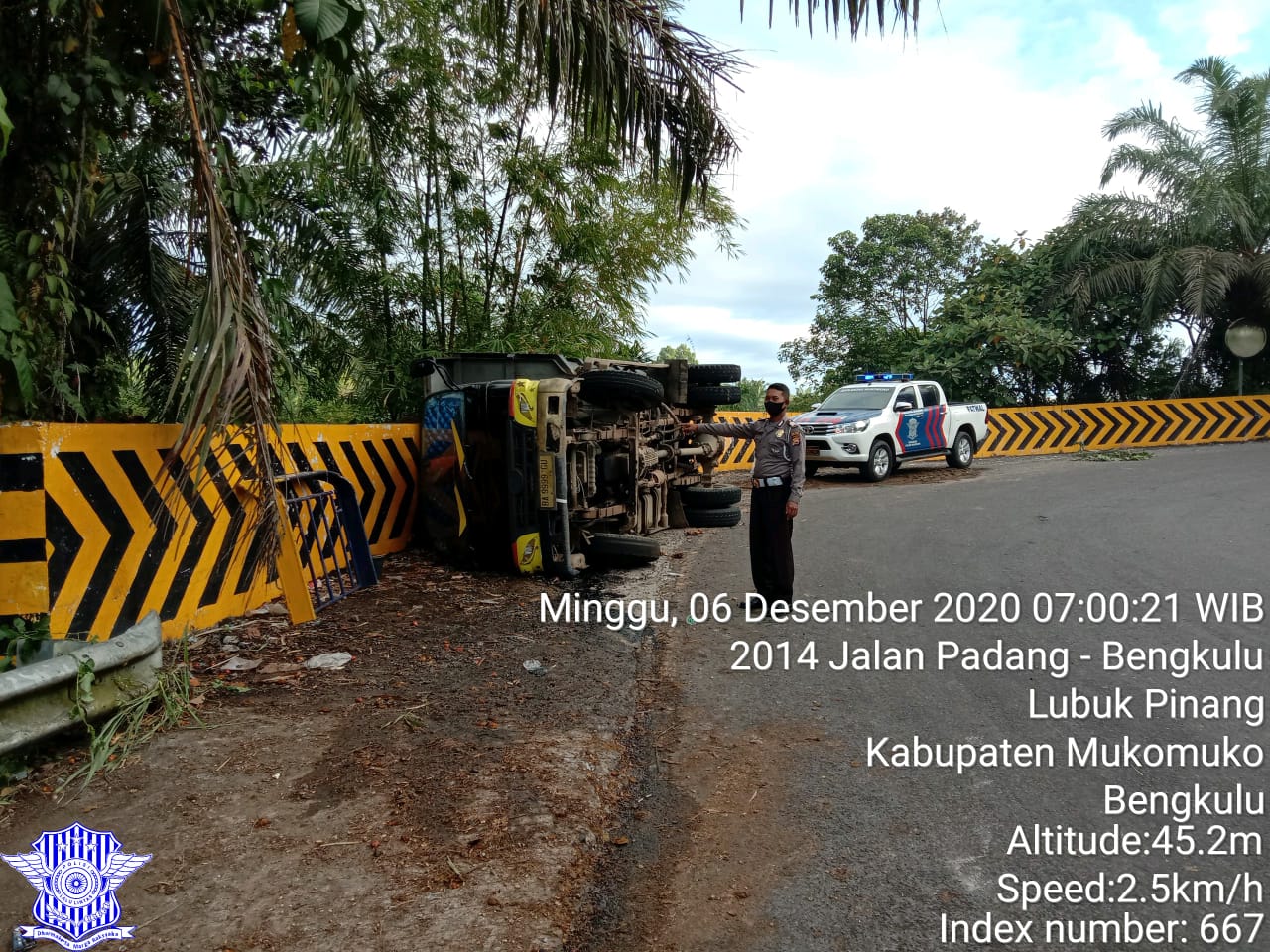 Rem Blong di Turunan Tajam, Dump Truk Tabrak Minibus dan Terguling