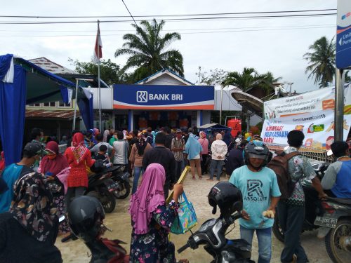 Kemarin, ( Senin, 14/12/20 ) pukul 09.00 WIB, anggota Polres Seluma membubarkan paksa kerumunan masyarakat yang tengah mengantre pengambilan Bantuan Pemerintah Usaha Mikro (BPUM) di Bank Rakyat Indonesia (BRI) di sejumlah titik.  Hal tersebut dilakukan karena warga tidak lagi memperhatikan protokol kesehatan dan kerumunan masyarakat pun terjadi di seluruh titik. Tak ayal, inilah menjadi alasan utama untuk dibubarkan.  “Saya sudah dapat laporan masyarakat, sehingga aktivitas pembagian BPUM di bank tersebut u