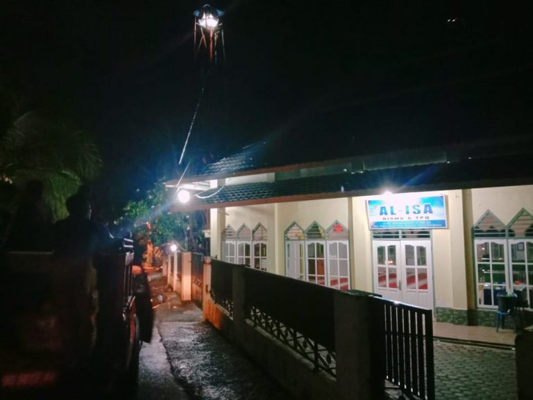 Emak-Emak di Pagar Dewa Panjat Menara Masjid Hebohkan Warga