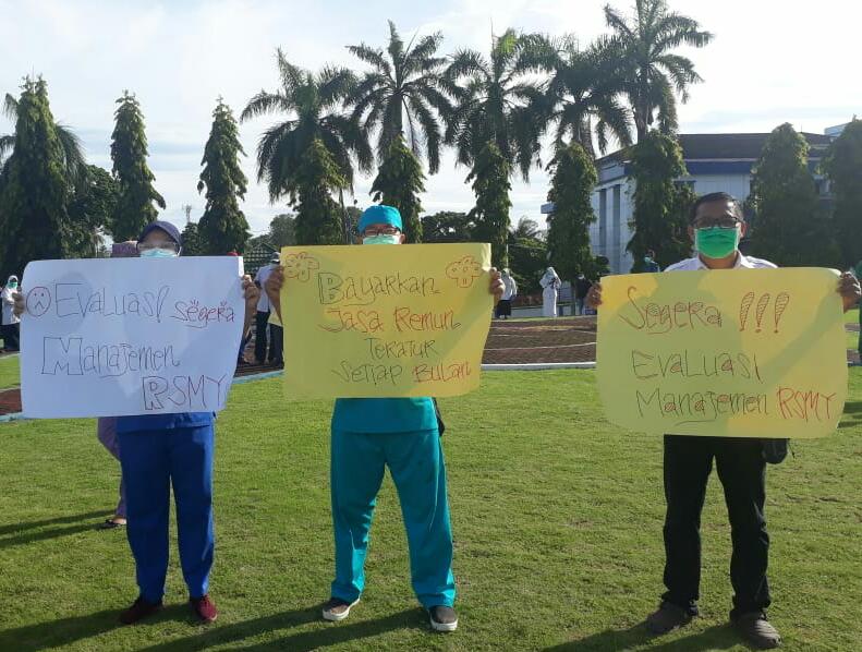 Nakes RSMY saat menggelar aksi protes di depan RSMY/Bisri