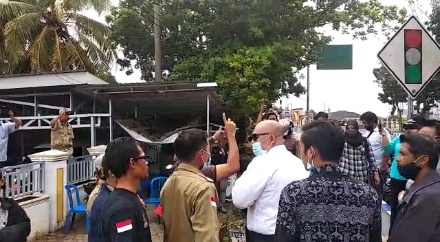 Tampak kericuhan antara kuasa hukum mantan Bendahara PKS dan pengurus DPW PKS Bengkulu/Bisri