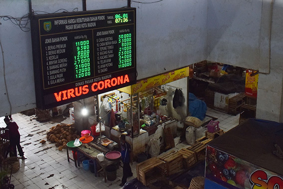 Aktivitas jual beli di Pasar Besar Kota Madiun, Jawa Timur, Rabu (6/1/2021). - (antarafoto)