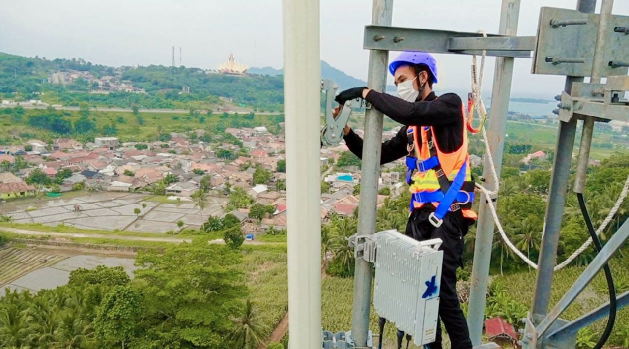 Laba bersih Rp 395 milliar - Pendapatan tumbuh 8% QoQ - EBITDA Margin 50% - Kontribusi pendapatan data mencapai 94% terhadap total pendapatan layanan - Penetrasi smartphone mencapai 91% - Trafik layanan semester pertama meningkat 33% YoY - Jumlah total BTS 156 ribu BTS 4G di atas 65 ribu
