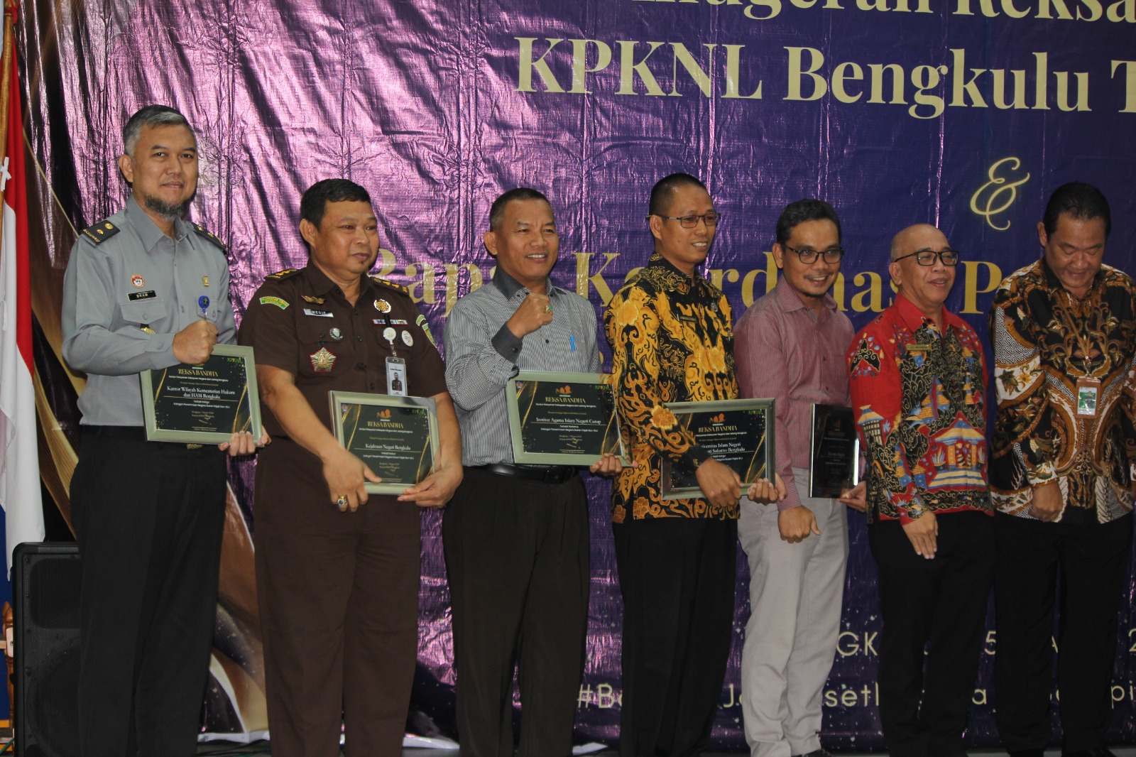 Kantor Wilayah Kementerian Hukum dan HAM (Kanwil Kumham) Bengkulu, yang diwakili oleh Kepala Divisi Administrasi, Achmad Brahmantyo Macmud, dan didampingi oleh Kepala Bagian Umum, Rahmad Huda, menerima penghargaan terbaik ketiga dalam kategori Penerimaan Negara Bukan Pajak (PNBP) Satuan Kerja Non Badan Layanan Umum (BLU) dalam Ajang Sosialisasi Pengelolaan Kekayaan Negara dalam Rangka Percepatan Sertifikasi Tanah BMN Tahun 2024 dan Penganugerahan Penghargaan Reksa Bandha di Lingkungan Kantor Pelayanan Kekay