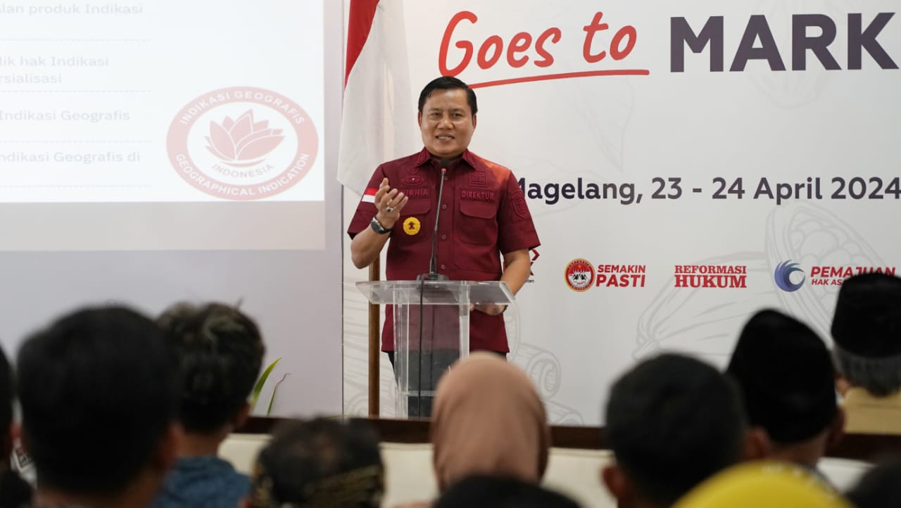 Magelang - Direktur Merek dan Indikasi Geografis, Kurniaman Telaumbanua membuka rangkaian kegiatan Geographical Indication Goes to Marketplace yang menjadi program unggulan Direktorat Jenderal Kekayaan Intelektual (DJKI) Kementerian Hukum dan HAM di tahun 2024.   Kegiatan ini merupakan kolaborasi antara DJKI dengan Tokopedia sebagai wujud implementasi kerja sama yang telah terjalin antara kedua belah pihak. Kali ini kerja sama tersebut untuk memperkuat pengembangan produk Indikasi Geografis (IG) Indonesia d