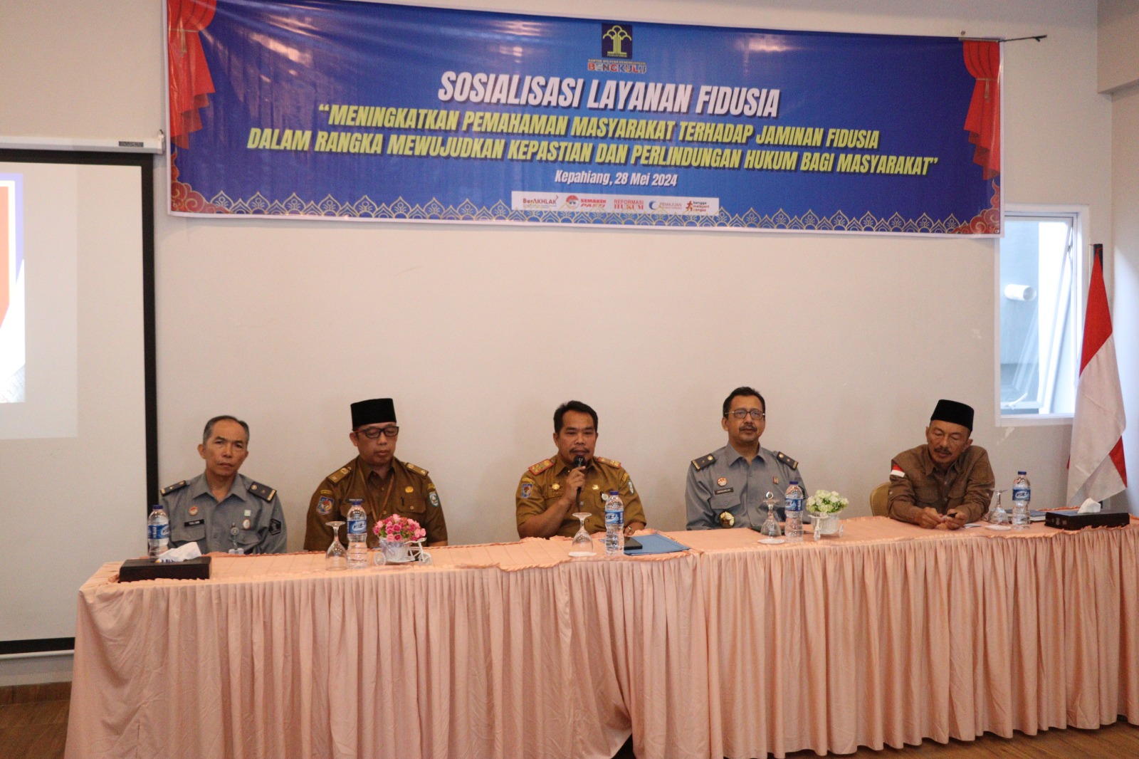 Kepahiang (28/05/24) – Mewujudkan kepastian dan perlindungan hukum bagi masyarakat serta meningkatkan pemahaman masyarakat terhadap Jaminan Fidusia Kantor Wilayah Kementerian Hukum dan Hak Asasi Manusia (Kanwil Kemenkumham) Bengkulu mengadakan Sosialisasi Layanan Fidusia di Hotel Mutiara Kabupaten Kepahiang.  Acara ini dibuka oleh Sekretaris Daerah (Sekda) Pemkab Kepahiang, Hartono, beliau mengapresiasi dan mengucapkan terima kasih atas kepercayaan Kanwil Kemenkumham Bengkulu menggelar Sosialisasi Layanan F