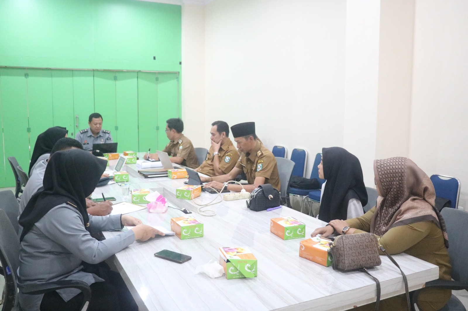 Bengkulu- Kantor Wilayah Kementerian Hukum dan HAM Bengkulu Fasilitasi kegiatan Harmonisasi Rancangan Perda Kabupaten Kepahiang pada hari Selasa (25/06/2024) yang bertempat di aula Fatmawati Kanwil Kemenkumham Bengkulu.  Kegiatan ini dipimpin Kepala Kantor Wilayah (Santosa) yang diwakili oleh JFT Perancang Peraturan Perundang-Undangan Ahli Madya (Jisi Nasistiawan). Adapun peserta rapat terdiri dari Tim Pengharmonisasian Kanwil Bengkulu (Dwita Fransisca, Anita Afriani, Nurbaiti dan Rama Apriansyah) dan Tim d