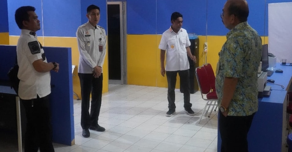  Tim Divisi Keimigrasian Kantor Wilayah Kementerian Hukum dan HAM Bengkulu melaksanakan kegiatan Monitoring dan Evaluasi (Monev) di Unit Kerja Kantor (UKK) Imigrasi Bengkulu Ketahun, Kabupaten Bengkulu Utara pada tanggal 29-31 Mei 2024.  Tim yang dipimpin oleh Kepala Divisi Keimigrasian, Victor Manurung, juga melakukan koordinasi dan konsultasi terkait penyebaran informasi Paspor Elektronik di Kantor Kementerian Agama Kabupaten Bengkulu Utara.  Kegiatan di UKK Imigrasi Bengkulu Ketahun  Pada tanggal 29 Mei 