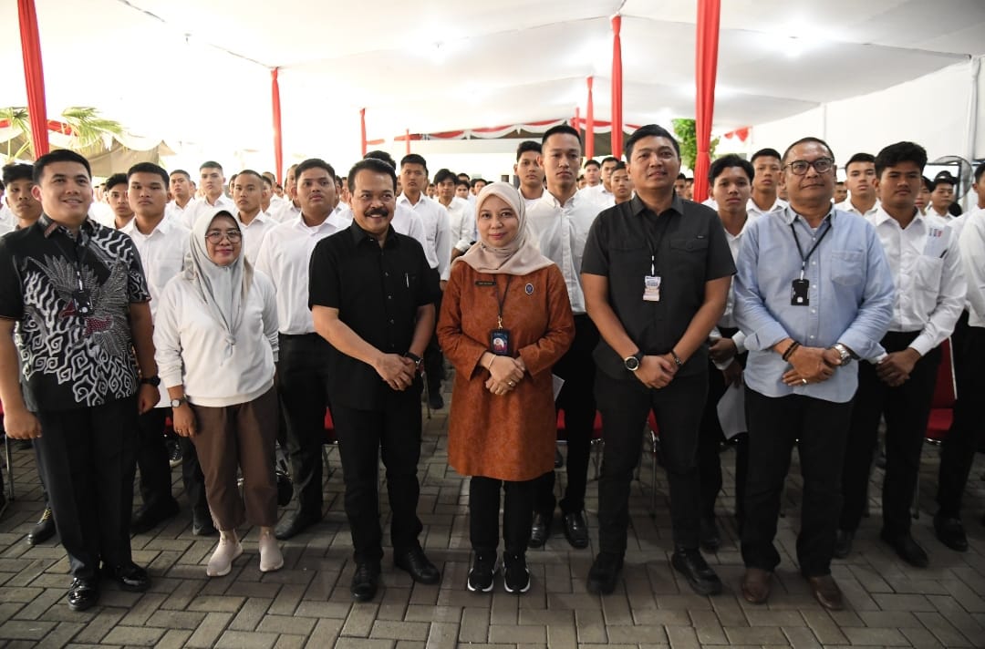 Jakarta - Seleksi penerimaan pegawai dan sekolah kedinasan menjadi agenda rutin bagi Kementerian Hukum dan HAM (Kemenkumham) di tiap tahunnya. Dengan terus menjunjung nilai bersih dan transparan, Kemenkumham kembali membuka seleksi penerimaan Calon Taruna/i (Catar) Politeknik Imigrasi (Poltekim) dan Politeknik Ilmu Pemasyarakatan (Poltekip) Tahun Anggaran 2024.  Pelaksanaan seleksi bersih tanpa pungli tersebut diperkuat oleh Kepala Biro Sumber Daya Manusia (SDM) Sekretariat Jenderal, Supartono. Supartono me