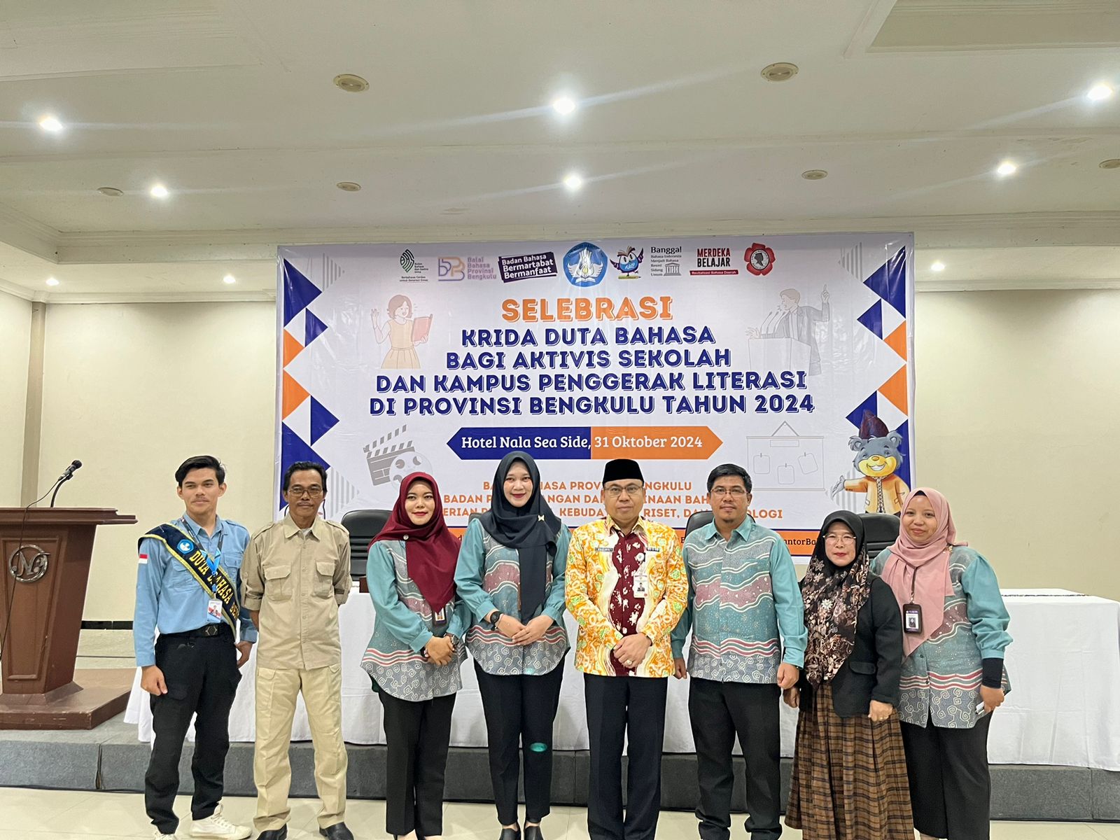 Plh Sekda Bengkulu, Khairil Anwar, membuka acara Selebrasi Krida Duta Bahasa 2024 yang berlangsung di Hotel Nala Sea Side pada Kamis (31/10/2024).   Selebrasi ini merupakan puncak dari rangkaian kegiatan yang bertujuan untuk memperkuat kesadaran literasi serta pelestarian bahasa daerah di kalangan pelajar dan mahasiswa di Provinsi Bengkulu.  Dalam sambutannya, Khairil Anwar, menyampaikan apresiasi kepada Balai Bahasa yang telah menginisiasi kegiatan tersebut.   “Kita harus bangga dengan kekayaan bahasa yang