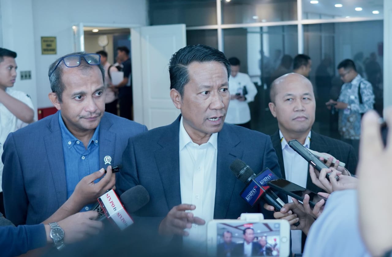 Menkum saat diwawancarai.