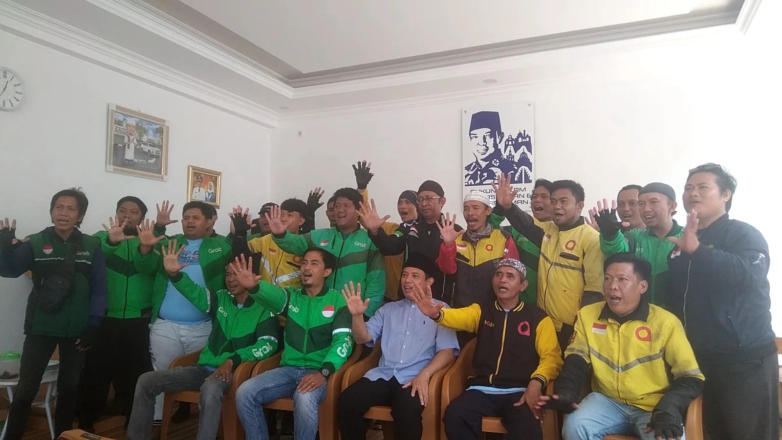 Pasangan calon walikota Bengkulu, nomor urut 5, Dedy Wahyudi dan Ronny mendapat dukungan dari komunitas pengemudi ojek online (ojol) Raflesia. 