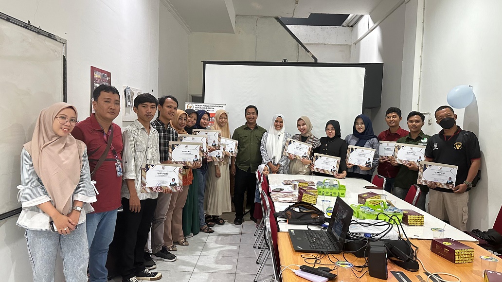 Perkembangan teknologi yang pesat, terutama dalam bidang kecerdasan buatan (AI), semakin dirasakan oleh masyarakat, khususnya oleh generasi muda di Bengkulu. Menyikapi hal ini, Senator asal Bengkulu, Apt Destita Khairilisani, S.Farm, MSM, berharap agar generasi muda dapat memanfaatkan teknologi AI dengan sebaik-baiknya, terutama dalam menciptakan konten kreatif.  Melalui Destita Training yang diadakan pada Jumat (8/11/2024), Apt Destita menekankan pentingnya memanfaatkan teknologi canggih ini untuk mendukun