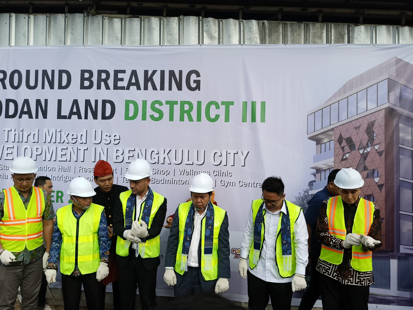 Ketua Dewan Perwakilan Daerah (DPD) Republik Indonesia, Sultan B Najamuddin, bersama Ketua Umum Badan Pengurus Pusat (BPP) Himpunan Pengusaha Muda Indonesia (HIPMI), Akbar Buchari, memberikan apresiasi tinggi atas pelaksanaan groundbreaking Distrik III Yodan Land yang berlokasi di Pagar Dewa, Kota Bengkulu, pada Kamis pagi (19/12).