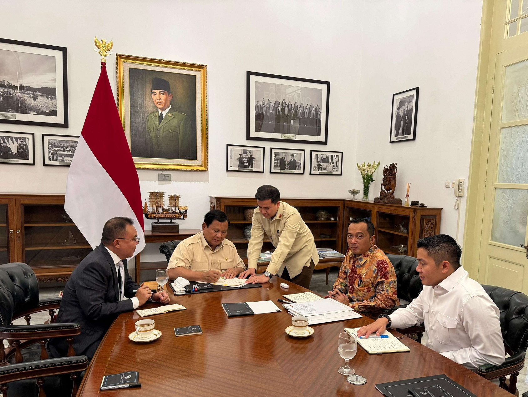 Presiden Prabowo Subianto resmi menerbitkan instruksi presiden terkait upaya mempercepat pembangunan pulau terluar Indonesia di Provinsi Bengkulu, Pulau Enggano.