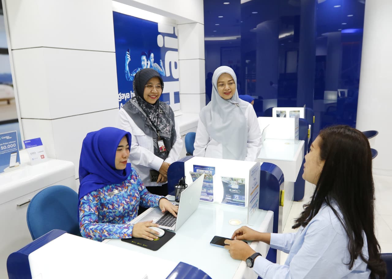 Head Direct Channel XLSMART Region West, Nadra Dwiyana dan Regional Service Excellence XL Center Medan, Aceh, dan Bengkulu, Cut Maha Ratu saat bersama pelanggan di XL Center Diponegoro Medan, Kamis (4/9). 
