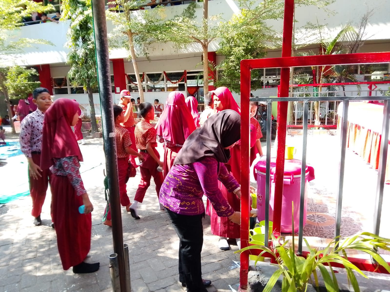 Pelaksanaan konsep Dapur Sekolah Makan Bergizi Gratis (MBG) mencerminkan semangat gotong- royong,  solidaritas, dan kebersamaan antara guru dan orangtua untuk kebaikan anak-anak didik mereka. 