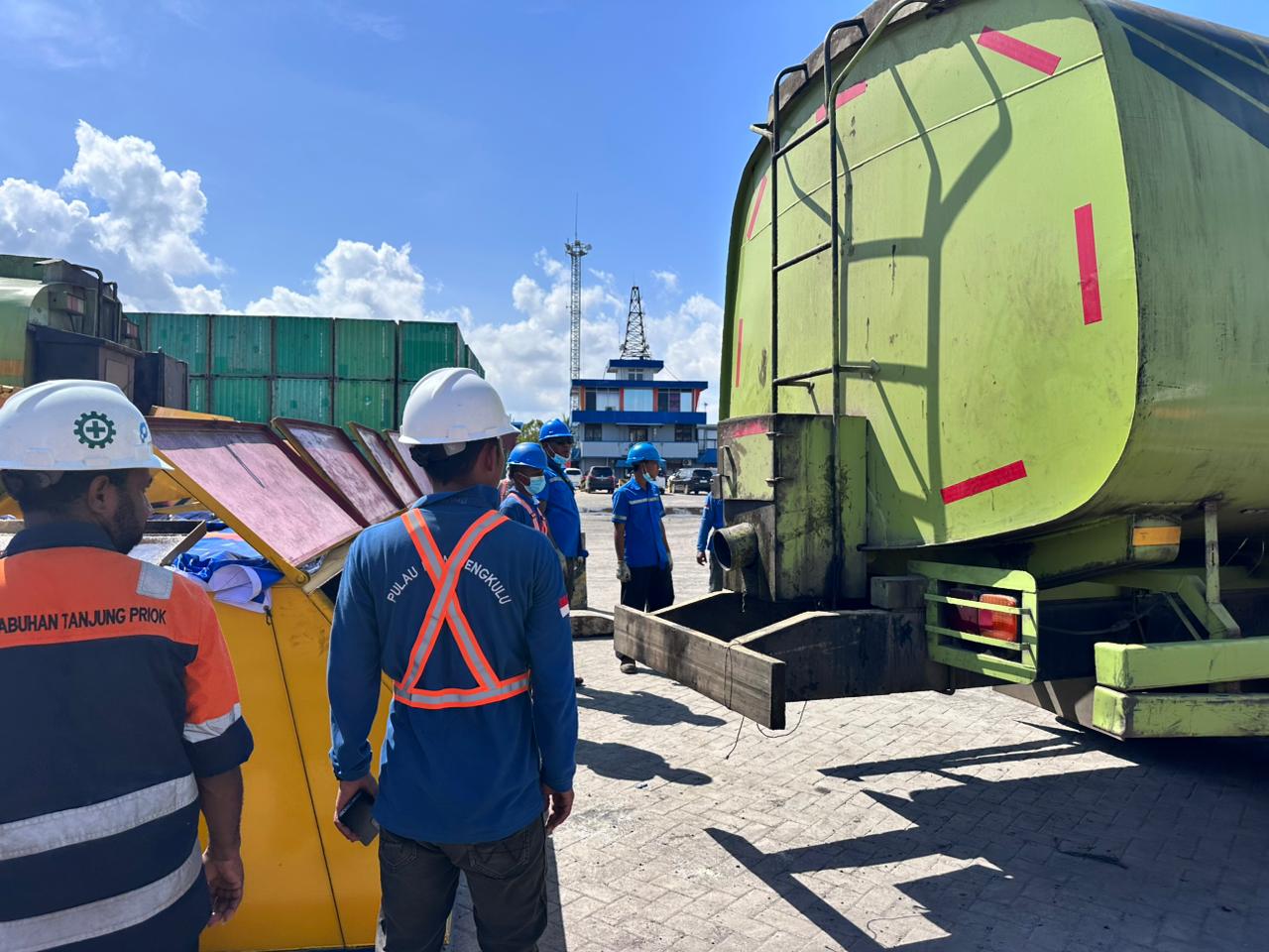 PTP Nonpetikemas Bengkulu Perdana Operasikan Layanan Drop Tank Curah Cair di Pelabuhan Pulau Baai