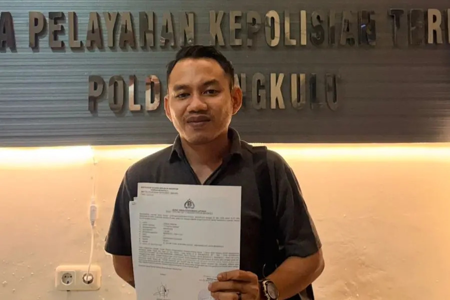 Kasus dugaan kekerasan di tempat hiburan malam Kota Bengkulu kembali mencuat. Setelah sebelumnya terjadi dugaan pengeroyokan antar pengunjung, kini seorang pria berinisial TW dilaporkan ke Polda Bengkulu atas dugaan pengancaman menggunakan pistol terhadap wartawan.