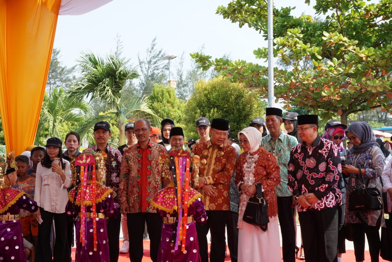 Gubernur membuka festival