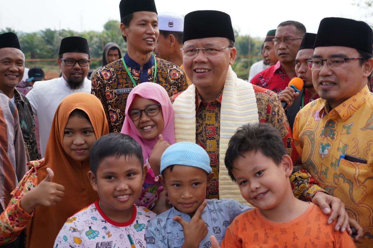 Gubernur Bengkulu Dr. H. Rohidin Mersyah selalu di kenal dan akrab dengan masyarakat juga anak-anak