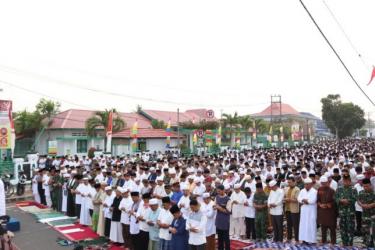 Ribuan umat muslim laksanakan shalat Istisqa, meminra hujan