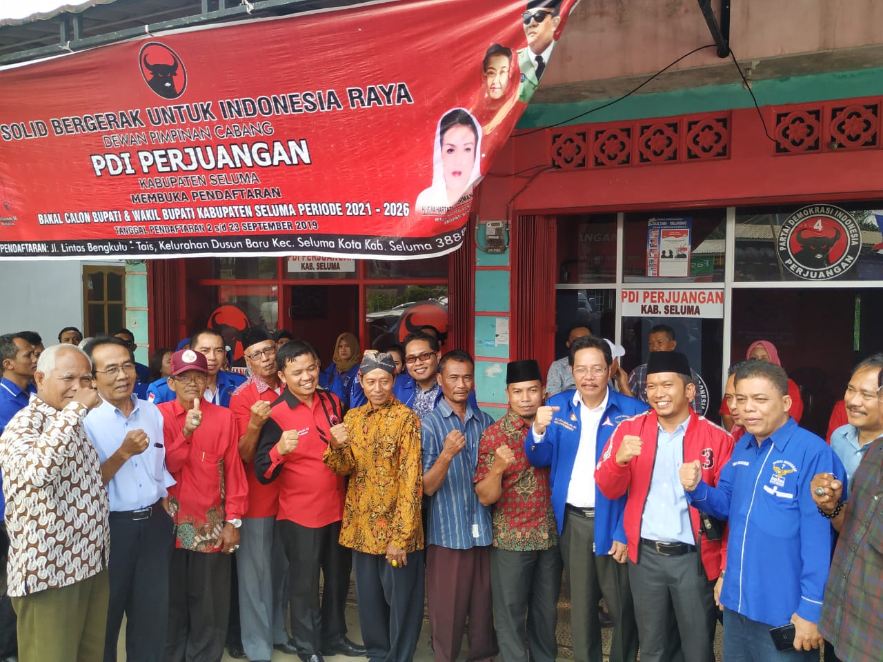 Balon Bupati dan Wakil Bupati berswafoto bersama Tim Penjaringan PDI Perjuangan Kabupaten Seluma