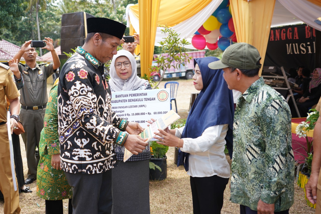 Wakil Gubernur Dedy Ermansyah juga menyerahkan bantuan kepada Kelompok Tani Nelayan Andalan (KTNA) dan Kelompok Wanita Tani penerima manfaat kegiatan KRPL Kabupaten Bengkulu Tengah.