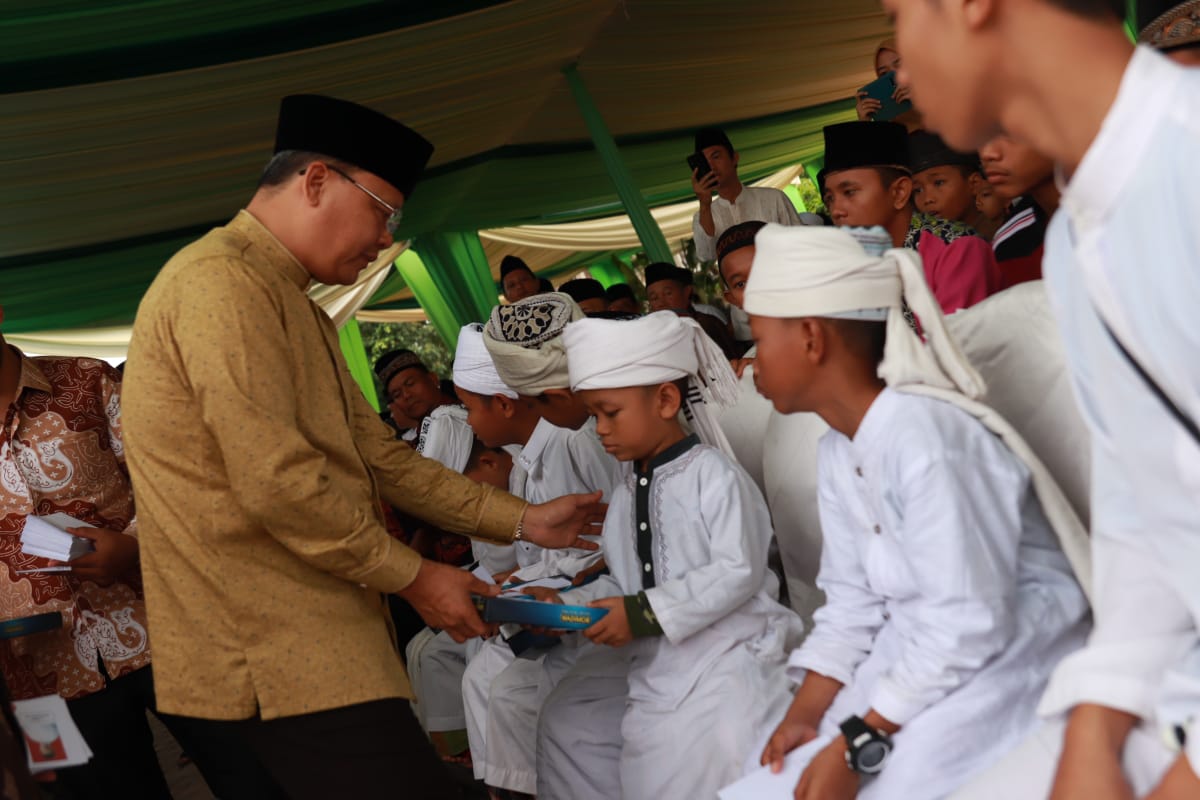 Peresmian Masjid juga ditandai pemberian santunan terhadap anak-anak Panti Asuhan.