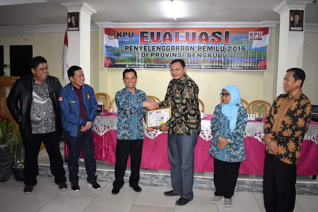 Ketua KPU provinsi Bengkulu serahkan penghargaan kepada KPU Kabupaten Mukomuko