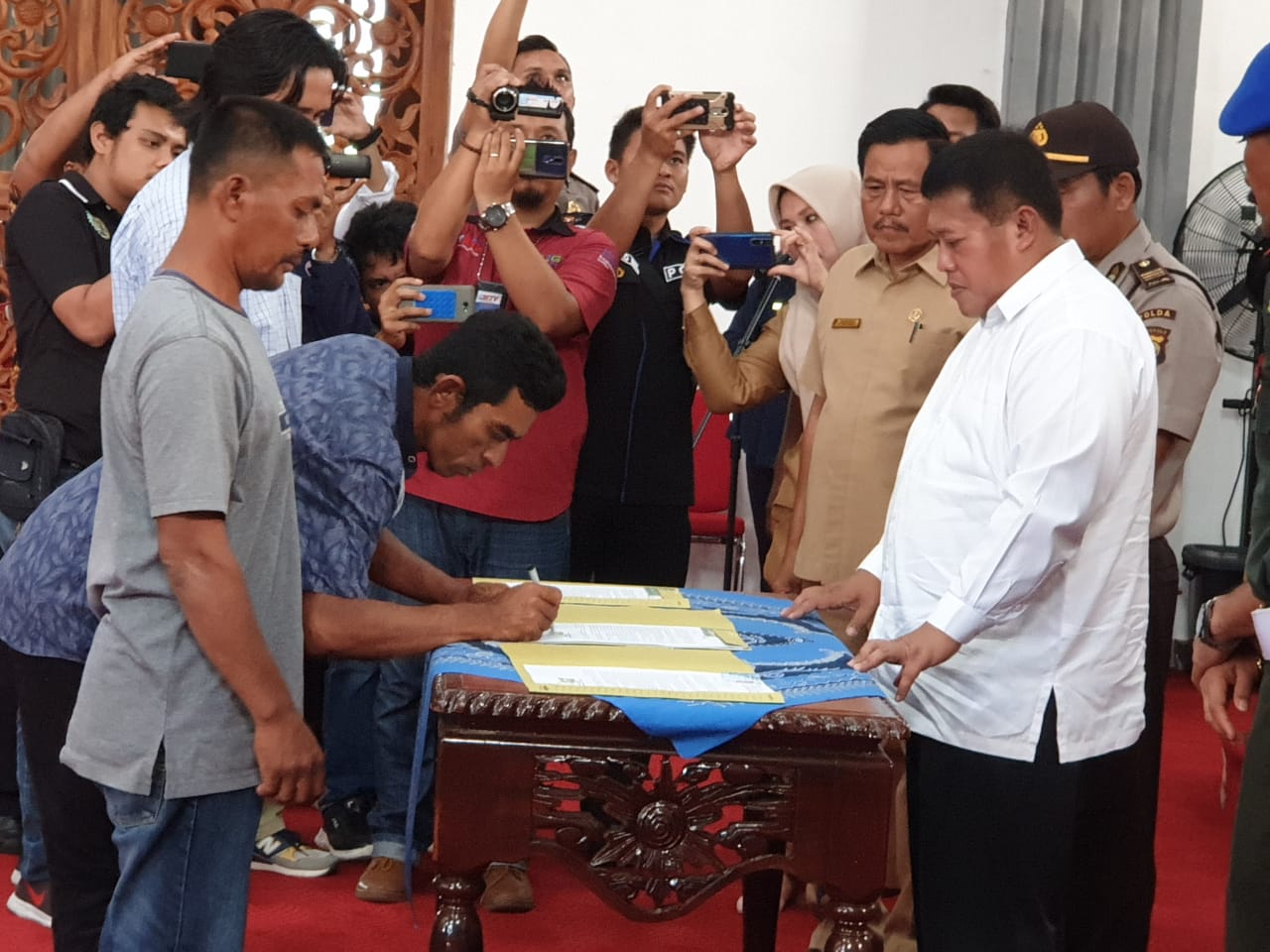 Penandatanganan berita acara penyerahan