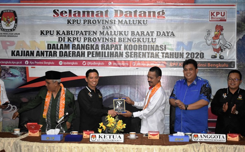 Momen penyerahan kenang-kenangan.