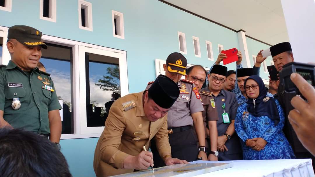 Penandatanganan prasasti.