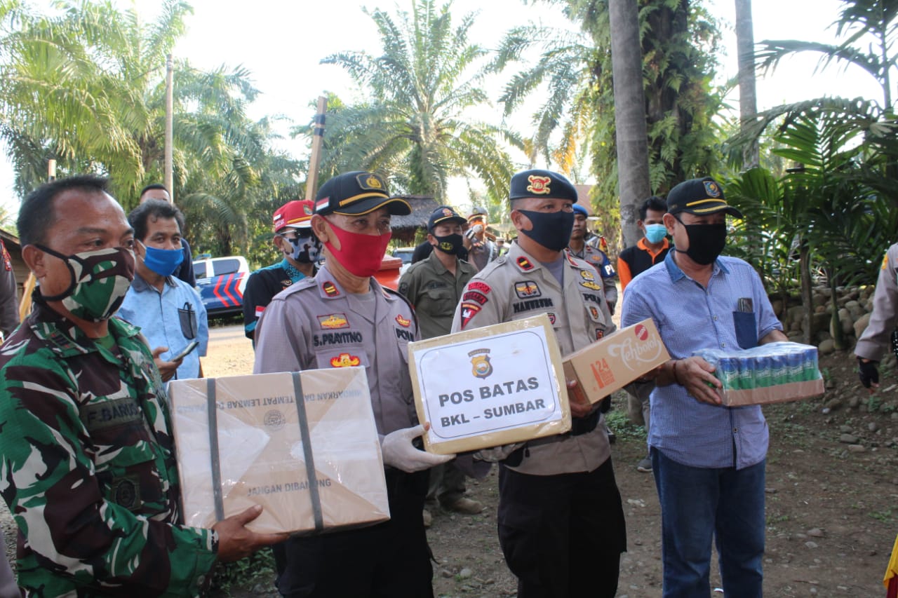 Waka Polda Serahkan Bantuan di Pospam Perbatasan Bengkulu - Sumbar
